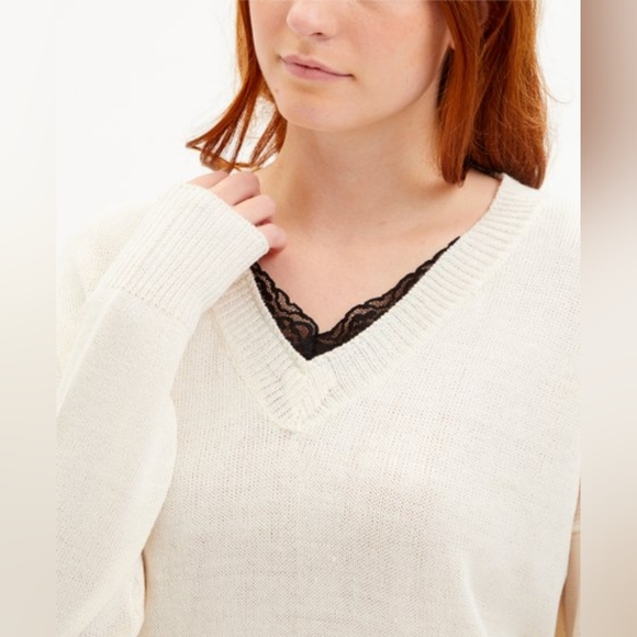 NEW White & Black Lace-Trim V-Neck Sweater M - Picture 2 of 4